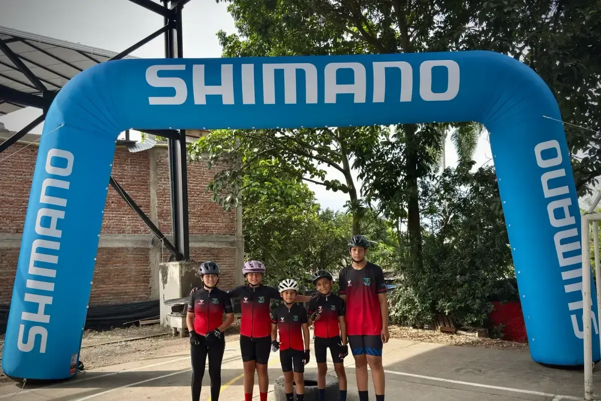 Deportistas del Club Trocha y Ruta reunidos antes de la salida de una competencia