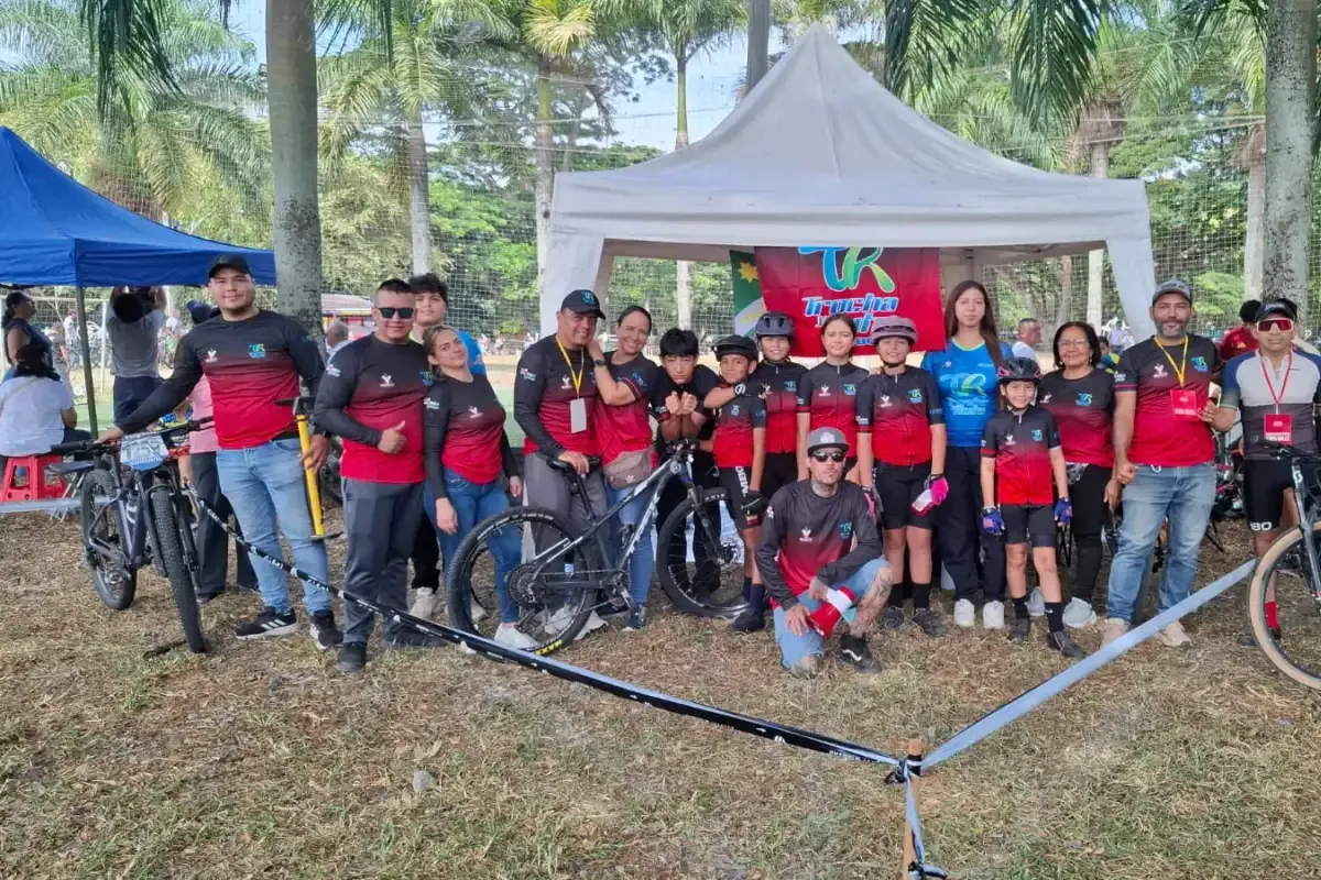 Equipo del Club Trocha y Ruta con sus familias en la carpa del club durante una válida de la Copa Valle