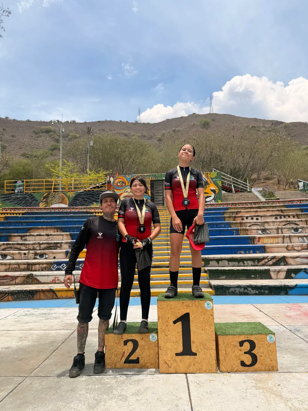 Mariana Coronado e Isabel Quiñones en el podio de Prejuvenil damas del Chequeo Pro-Fondos, en la Pista Carlos Castro de Yumbo