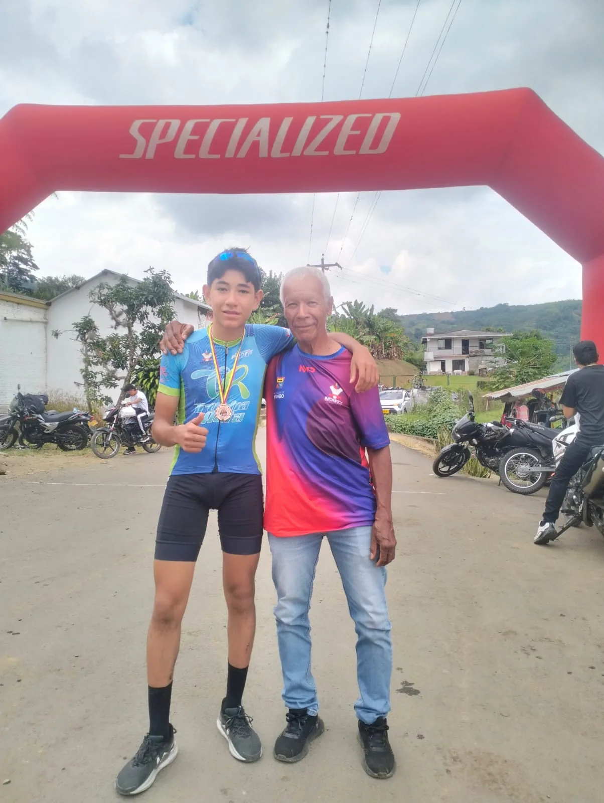 Samuel Ortiz Valencia junto al profesor de ciclismo de ruta Joaquín Castillo, tras la crono escalada de la I Clásica de Santa Rosa de Tapias