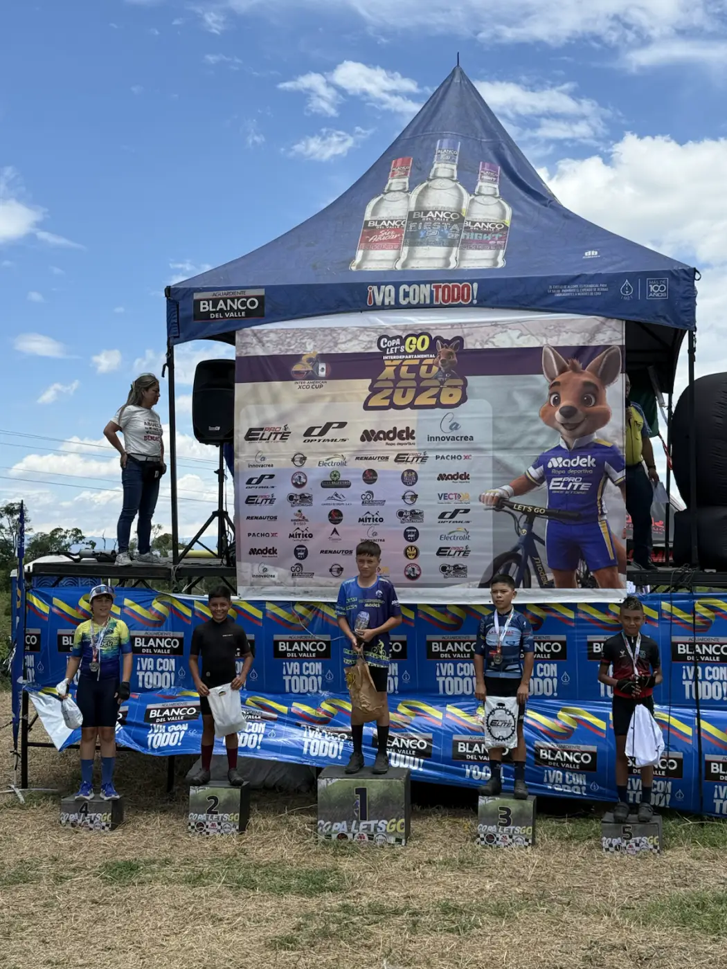 Podio completo de Infantil Masculino B de la Copa Let's Go Interdepartamental XCO en Alcalá, con Jostin Villamizar del Club Trocha y Ruta en el cajón 5