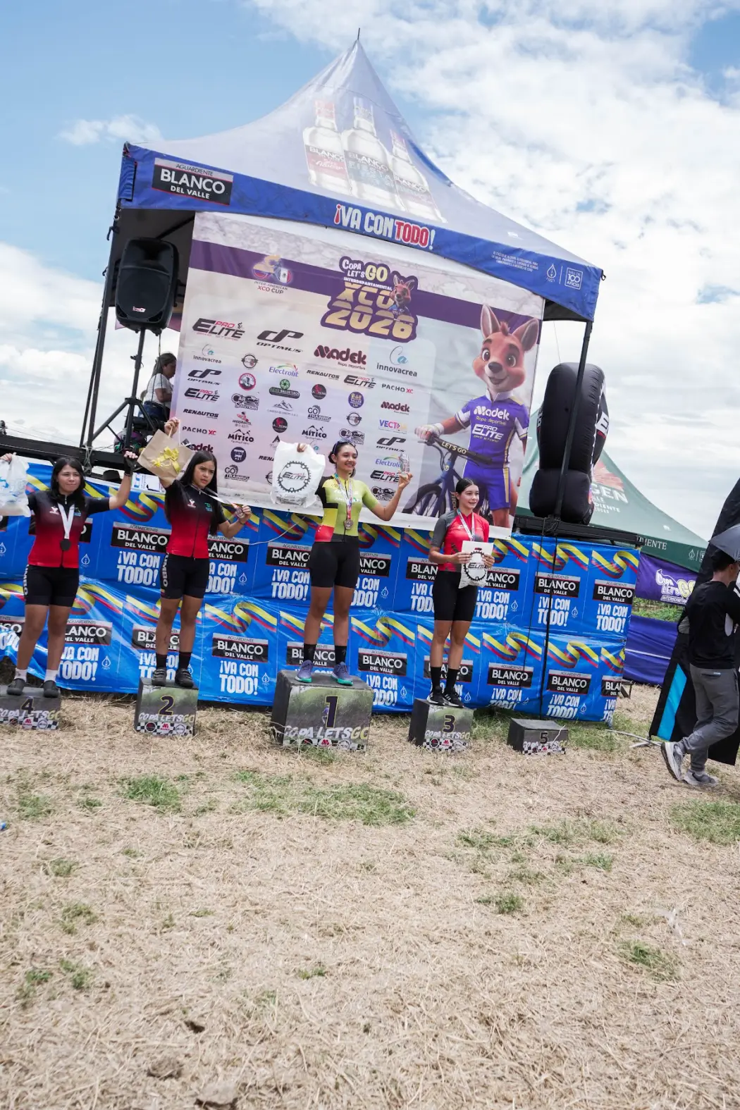Podio de Pre Juvenil Femenino A de la Copa Let's Go Interdepartamental XCO en Alcalá: Mariana Coronado en el cajón 2 e Isabel Quiñones en el 4, ambas del Club Trocha y Ruta
