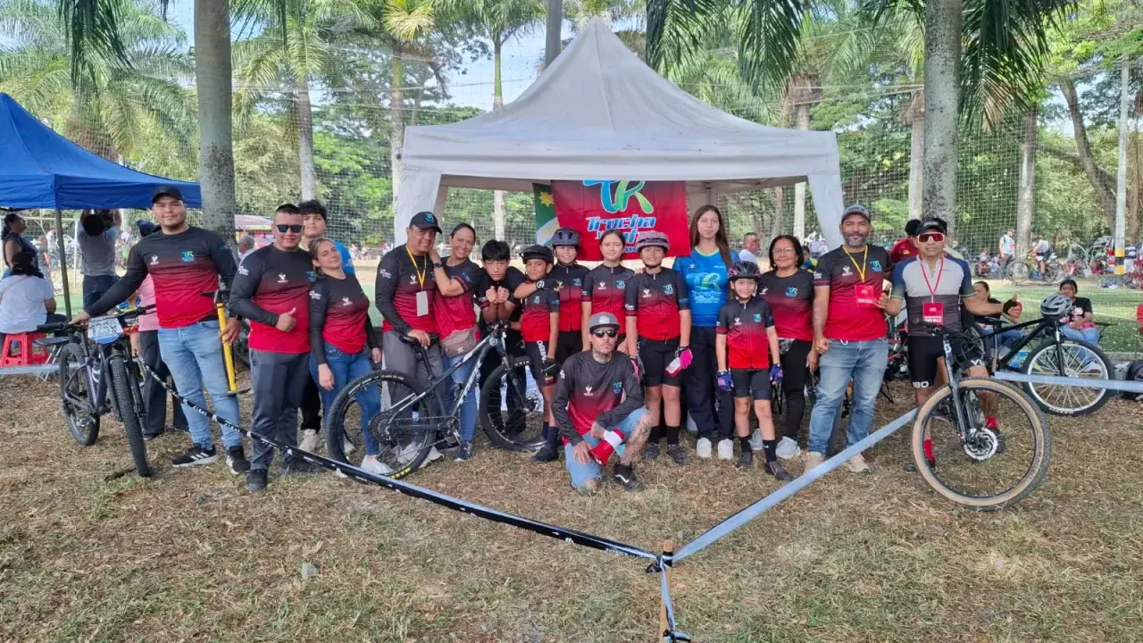 Equipo del Club Trocha y Ruta reunido en el Bosque Municipal de Palmira durante la Copa Valle 2026
