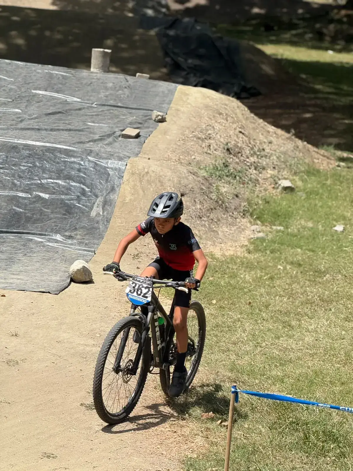 Jostin Villamizar (362) rueda por un tramo de tierra del circuito de XCO en el Bosque Municipal de Palmira