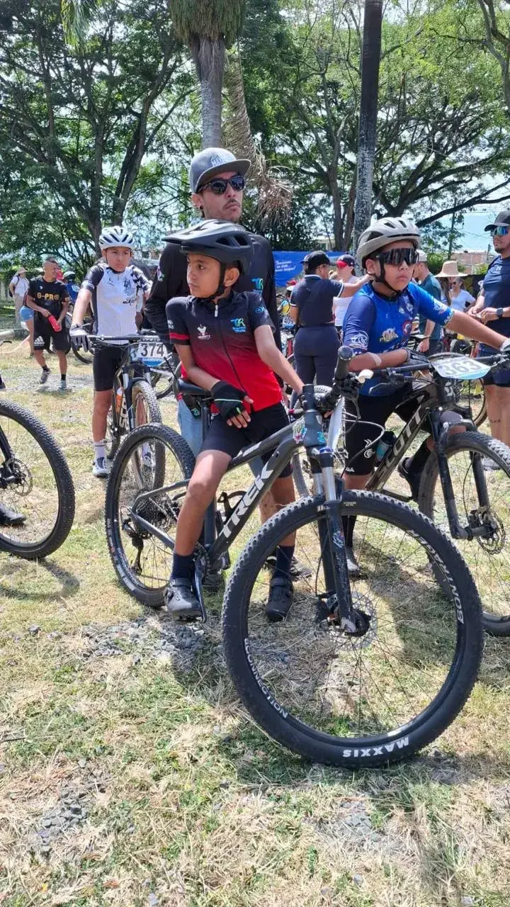 Jostin Villamizar sentado sobre su bicicleta previo a la salida del XCO en el Bosque Municipal de Palmira