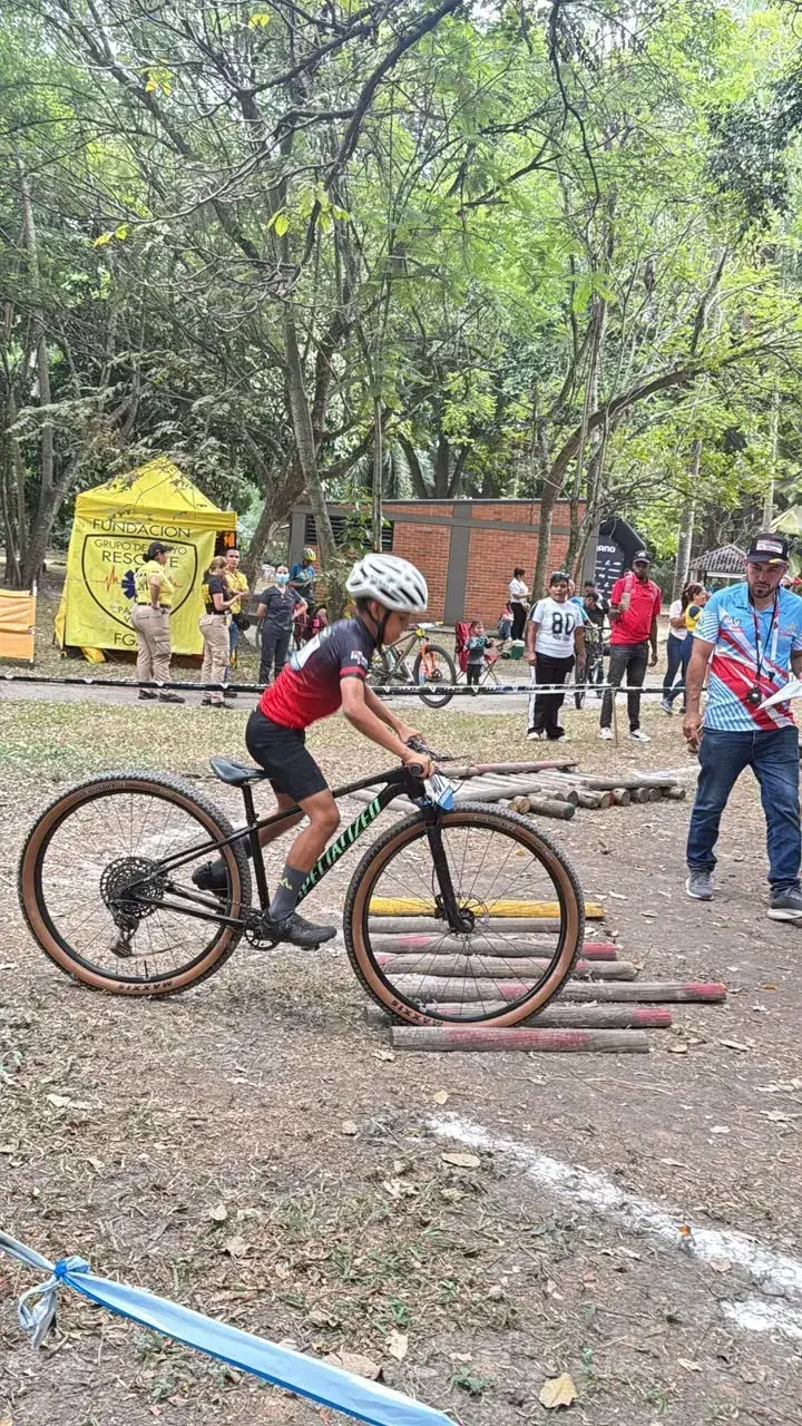 Miguel Ángel Anaya cruza el obstáculo de troncos del circuito de gymkanas en el Bosque Municipal de Palmira