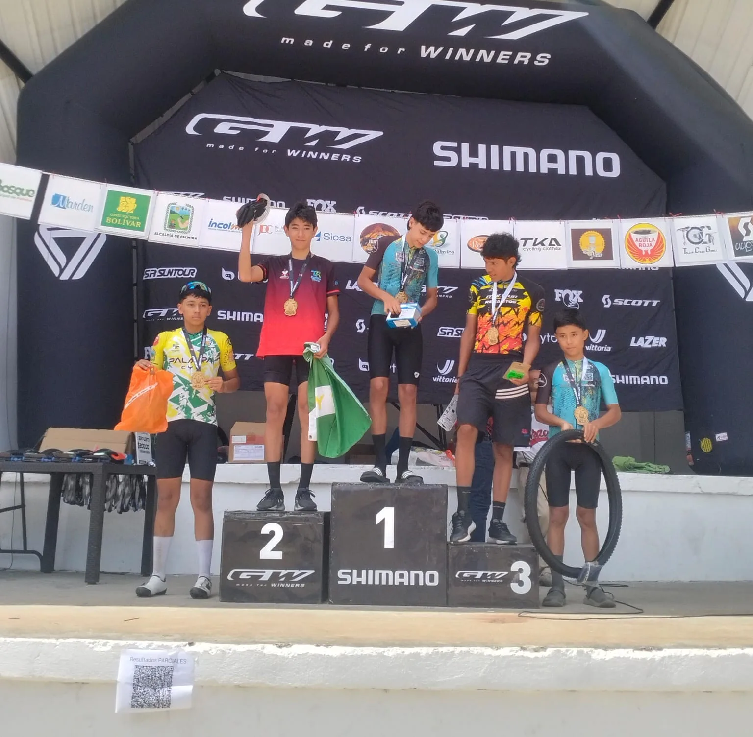 Samuel Ortiz Valencia en el podio de Prejuvenil A en Palmira, levantando el puño con la medalla al cuello