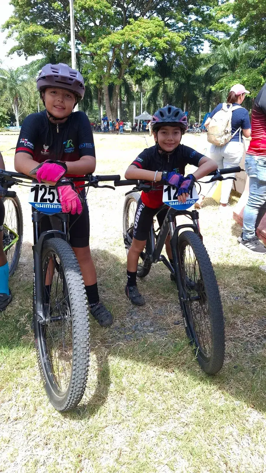 Sofía Gómez y Sophia Vargas juntas antes de la carrera de XCO en el Bosque Municipal de Palmira