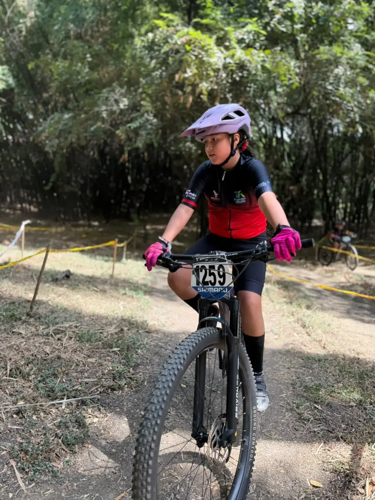 Sophia Vargas (1259) rueda por el circuito de XCO en el Bosque Municipal de Palmira