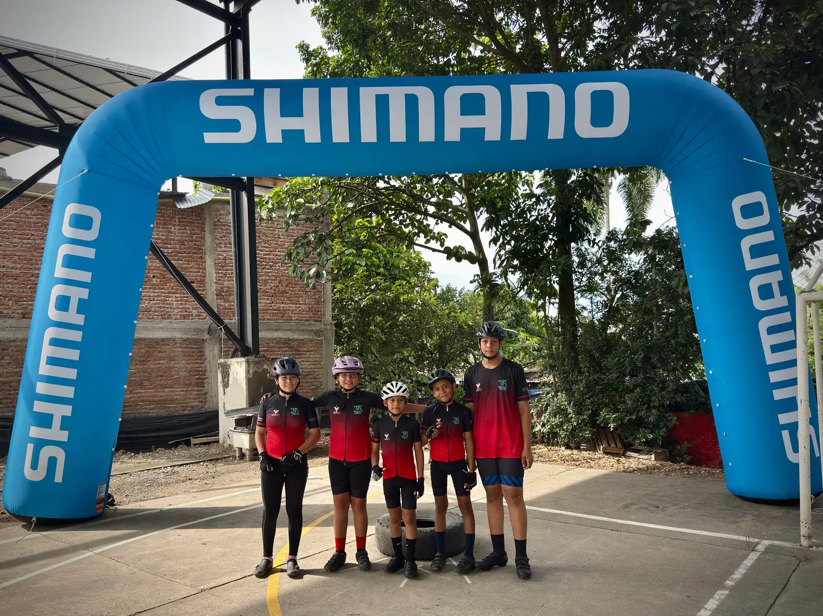 El equipo de Trocha y Ruta en la zona de meta, listo para el primer día de competencia en Ginebra
