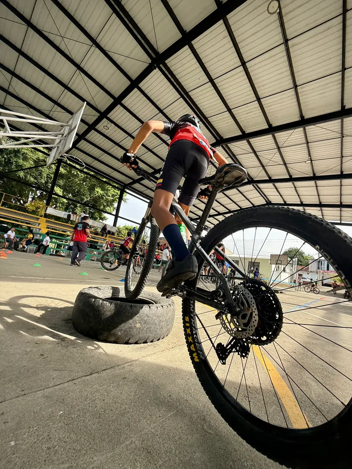 Jostin Villamizar reconoce y practica el circuito de gymkanas del primer día