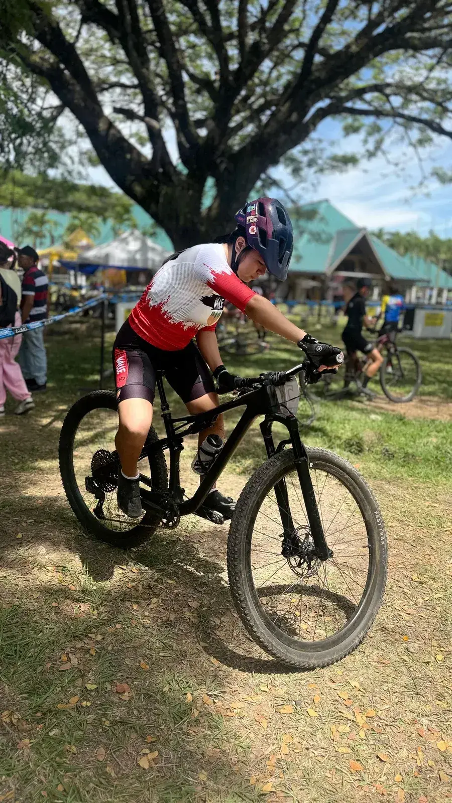 Isabel Quiñones, sobre su bicicleta y con casco puesto, se concentra antes de la salida del XCO en el Parque Metropolitano del Café