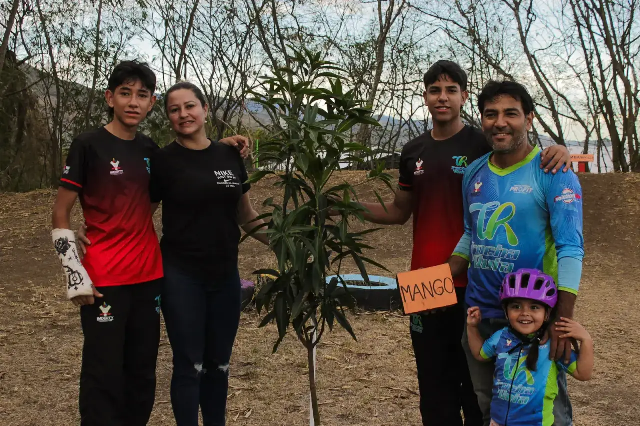 Sembratón en el Pump Track: Trocha y Ruta celebra el Día de la Tierra con 23 árboles — foto 13 de 16